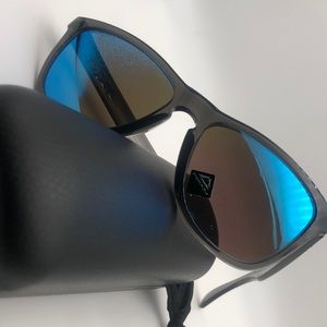 Oakley frog skins, brand new comes with hard and soft case